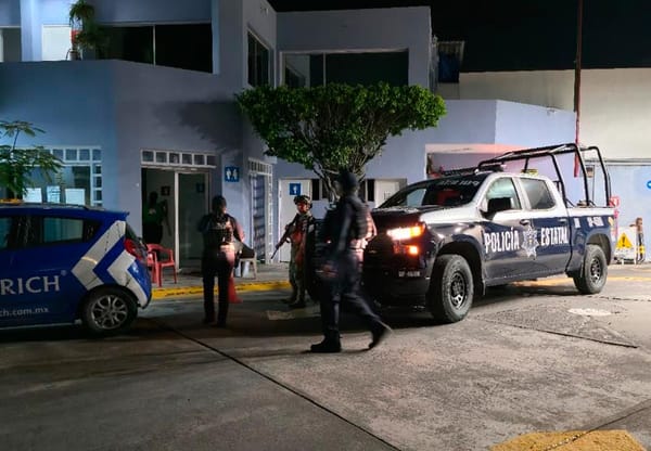 ¡PAREJA DE PISTOLEROS ASALTAN GASOLINERA!