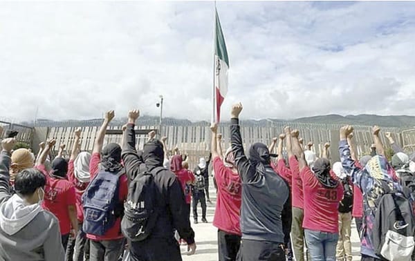 ¡EXIGEN PLAZAS NORMALISTAS DE AYOTZINAPA!