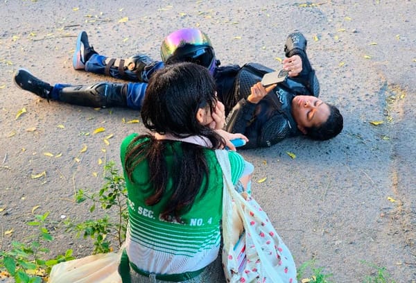 ¡JOVEN MOTORIZADO SE ESTRELLA CONTRA TAXI EN LOMAS DE RÍO MEDIO 3!