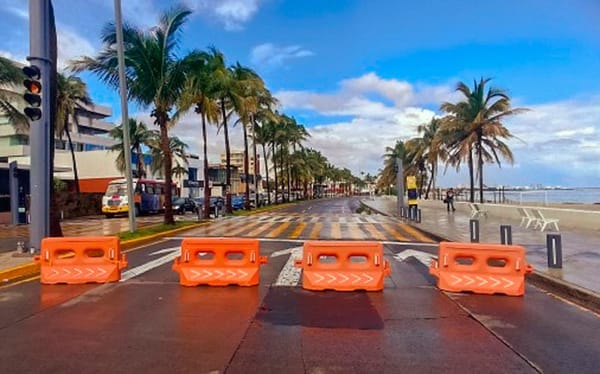 ¡SOCAVÓN FUE EN UN CANAL PLUVIAL! - *El bulevar Ávila Camacho estará cerrado 3 semanas