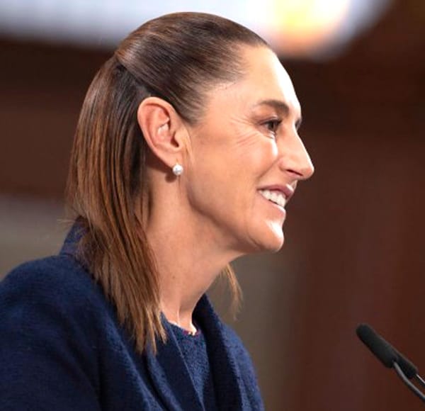 ¡“A PUROS PALEROS LE DAN LA PALABRA EN LAS CONFERENCIAS MAÑANERAS”!: - REPORTERA