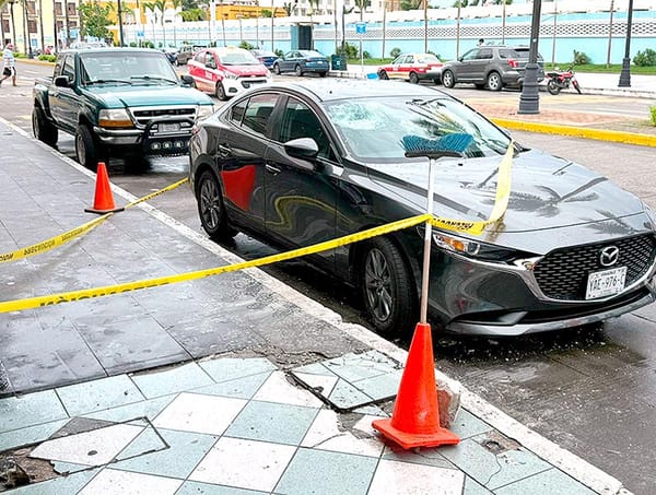¡LE CAYÓ UN “METEORITO” AL MAZDA!