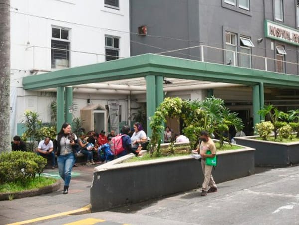 ¡LES QUITAN LOS ALIMENTOS! - *A médicos internos y residentes en el Hospital Civil en Xalapa