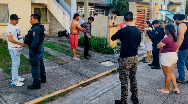 ¡AMARRAN A SUJETO BRONCUDO Y LO ENTREGAN A LA POLICÍA!