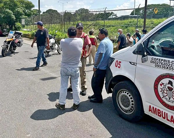 ¡CAFRE ARROLLÓ A PEATÓN Y CHOCÓ CONTRA DOS AUTOS ESTACIONADOS!