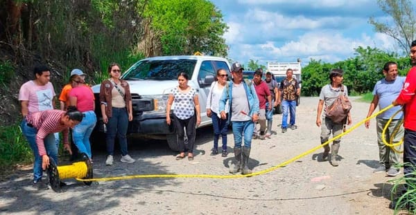 ¡PURAS PROTESTAS! - *Bloquean Acceso de Camiones con desechos a Coatzintla
