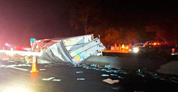 ¡VOLCÓ TRÁILER CON CAJAS DE LECHE!