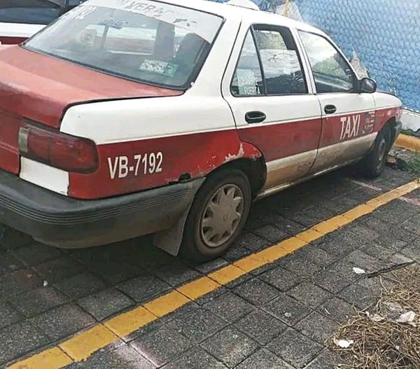 ¡ABANDONAN EL TAXI VB-7192 EN LA TIENDA DE ‘MAMÁ LUCHA’!