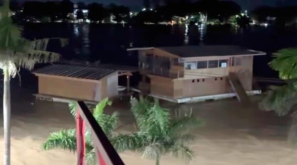 ¡HASTA SE LLEVÓ EL RESTAURANTE FLOTANTE!