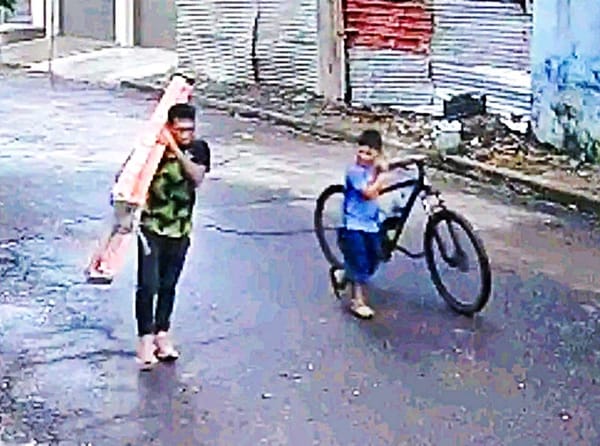 ¡JAULERO ENSEÑA A ROBAR A UN MENOR!