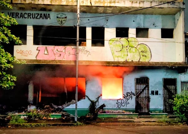 ¡INDIGENTES INCENDIAN CASA ABANDONADA!