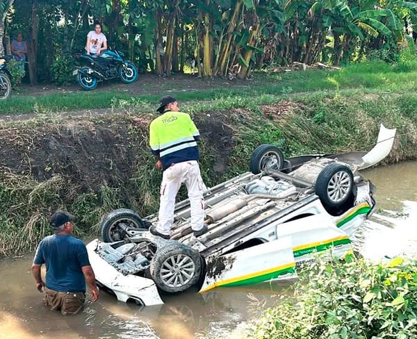 ¡AUTO “ATERRIZÓ” EN CANAL DE RIEGO EN PIEDRAS NEGRAS!