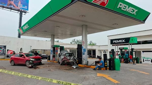 ¡BORRACHIN DESTROZA LA GASOLINERA! - IMPACTO SU AUTO CONTRA UNA BOMBA DE COMBUSTIBLE DEJANDO DOS LESIONADOS