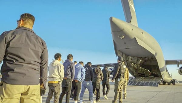 ¡DEPORTAN MEDIO MILLÓN DE MIGRANTES INDOCUMENTADOS! - GOBIERNO DE TRUMP