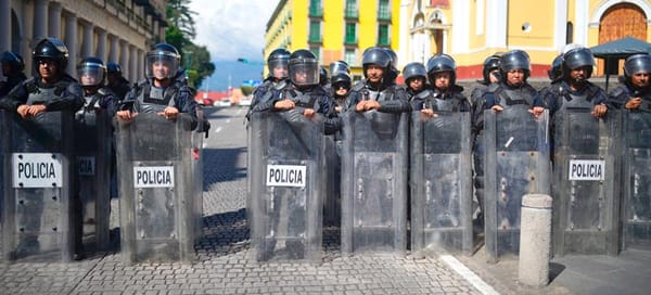 ¡DESALOJAN A JUBILADOS! - AL VIEJO ESTILO... RUDEZA INNECESARIA
