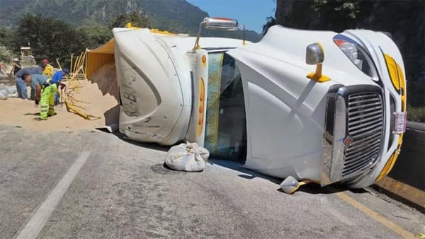¡MURIO APLASTADA POR TRAILER! - TRACTOCAMION CON ARENA VOLCO CAYENDO ENCIMA DE UNA MUJER MOTOCICLISTA