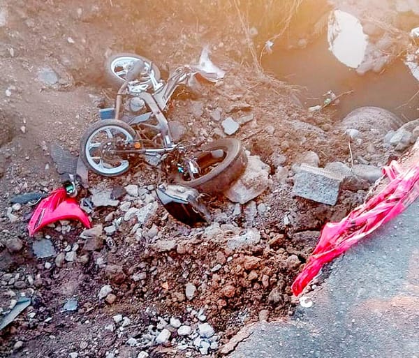 ¡PIERDE LA VIDA EN EL SOCAVÓN! - MOTOCICLISTA SE FUE AL FONDO GOLPEANDOSE Y MURIENDO A LOS POCOS MINUTOS