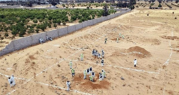 ¡ENCUENTRAN 61 CUERPOS DE MIGRANTES EN FOSAS CLANDESTINAS AL OESTE DE LIBIA!
