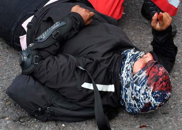 ¡MUJER MOTOCICLISTA CHOCÓ TRES VECES EN LA MISMA CALLE!