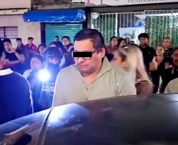 ¡PERITO BORRACHÓN DE LA FGE ARROLLÓ A MOTOCICLISTAS Y SE ORINÓ FRENTE A LA GENTE!