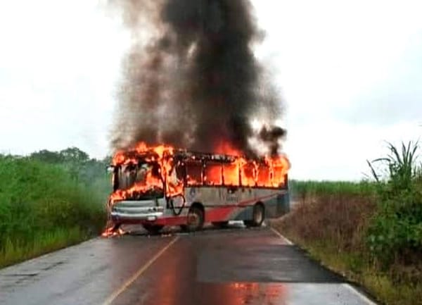 ¡CIVILES ARMADOS QUEMAN AUTOBÚS EN TEZONAPA!
