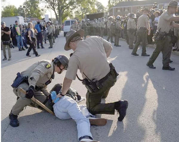 ¡GOBIERNO DE TRUMP PRESIONA POR EL DESPLIEGUE DE TROPAS EN LAS DEMÓCRATAS CHICAGO Y PORTLAND!