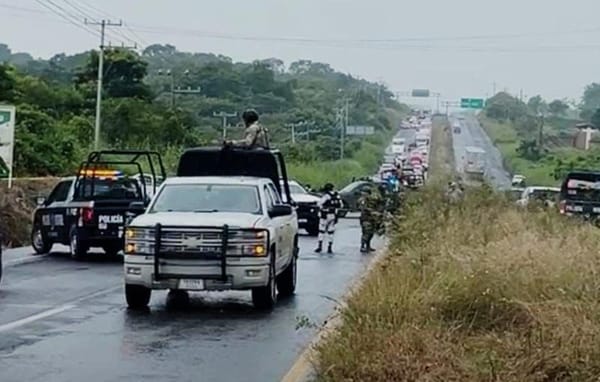 ¡TRAEN A VERACRUZ A DOS MAESTRAS HERIDAS DEL TIROTEO DE ACAYUCAN! - DEL ENFRENTAMIENTO ARMADO ENTRE MILITARES Y TRIPULANTES DE UNA CAMIONETA BLINDADA