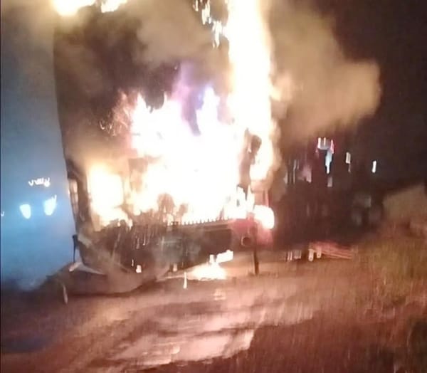 ¡ARDIÓ AUTOBÚS DE COMERCIANTES EN ACAYUCAN!