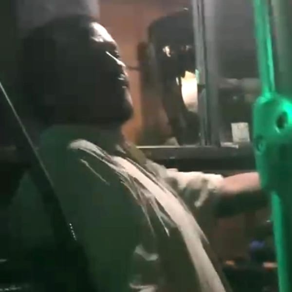 ¡GRABAN A CHOFER DE URBANO BIEN CRIKOSO!