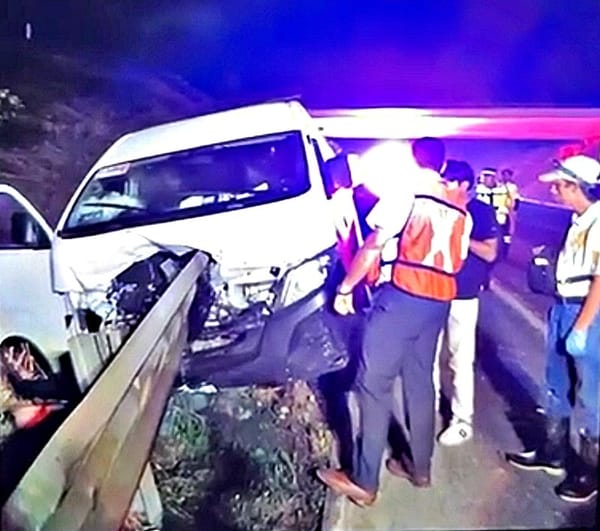 ¡MUERE PRENSADO CONDUCTOR AL ESTRELLAR SU CAMIONETA CONTRA VALLA METÁLICA!