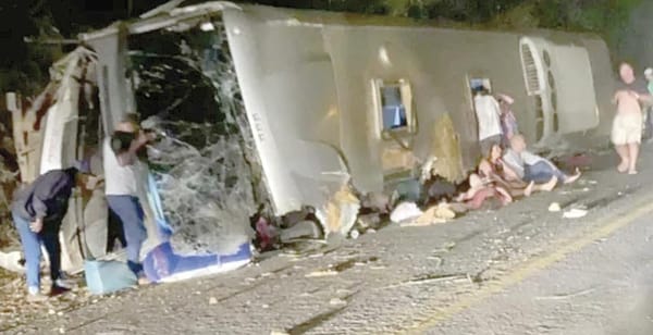 ¡CHOQUE DE AUTOBÚS EN EL NORESTE DE BRASIL DEJA 15 MUERTOS!