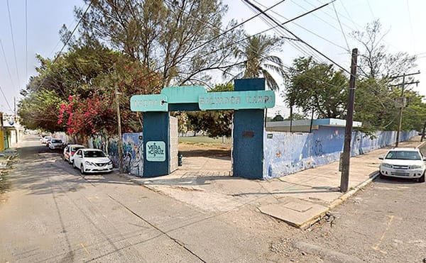 ¡MALANDROS ASALTAN A DAMA Y LE ROBAN SU IPHONE DE 15 MIL PESOS!