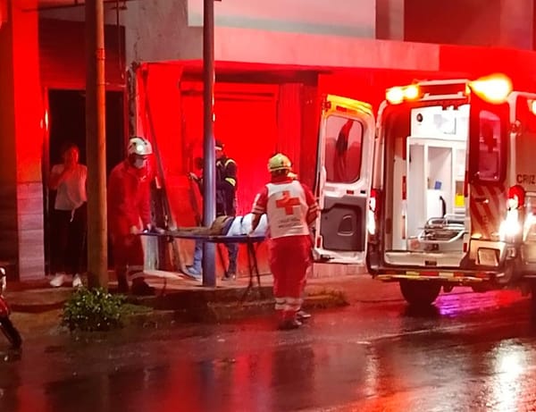 ¡BALEAN A JOVEN CUANDO CENABA TACOS DE CUERITOS!