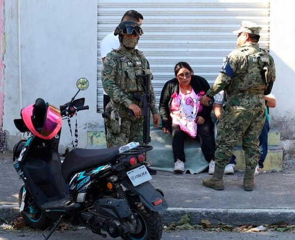 ¡CAYÓ CON TODO Y MOTONETA EN REGISTRO DE CFE SIN TAPA!