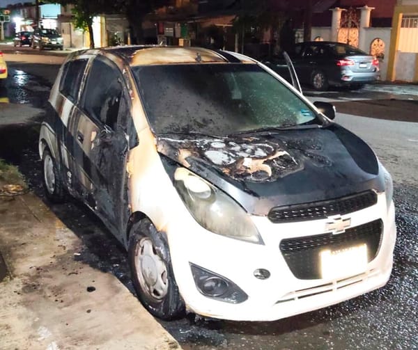 ¡VÁNDALOS INCENDIAN AUTOMÓVIL EN EL FRACCIONAMIENTO DEL NORTE!