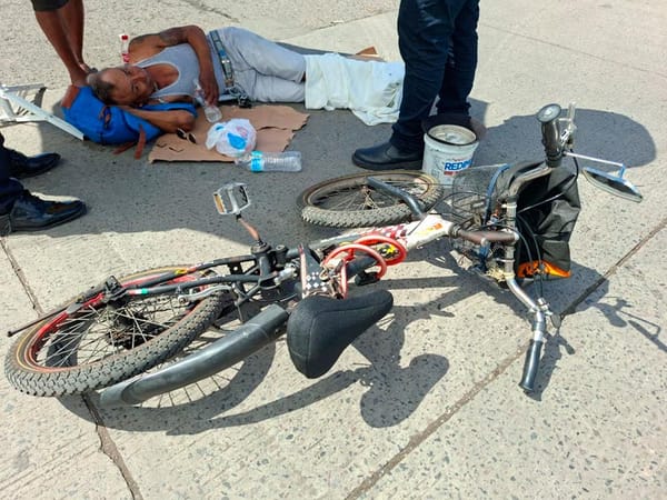 ¡ABUELITO RECIEN OPERADO DE LA ESPALDA FUE ATROPELLADO POR UN CAMIONETÓN!