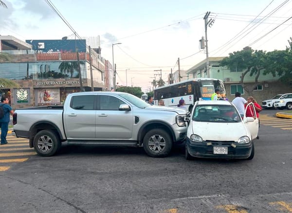 ¡CHOQUE EN ÁNGULO DEJA UN LESIONADO EN LA AVENIDA CRISTÓBAL COLÓN!