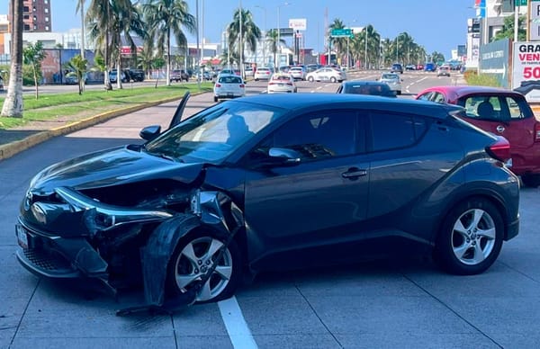 ¡DE UN ‘TRANCAZO’ UN TOYOTA DERRIBÓ UNA LUMINARIA!