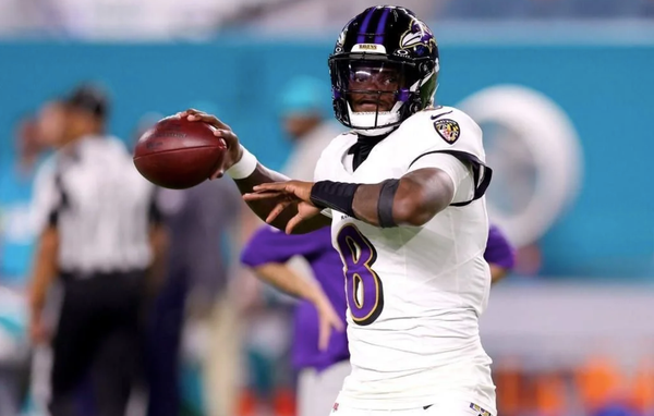 ¡BRILLA LAMAR JACKSON Y COMANDA TRIUNFO ANTE MIAMI EN LA NFL!