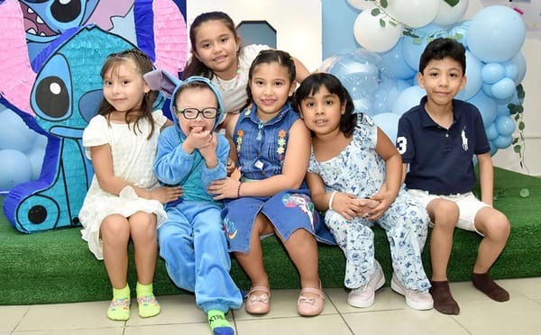 IAN CELEBRA CON “LILO Y STITCH”