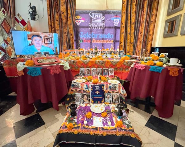 ¡RECUERDAN A PERIODISTAS FALLECIDOS! - *La APEV instala un altar por el Día de Muertos