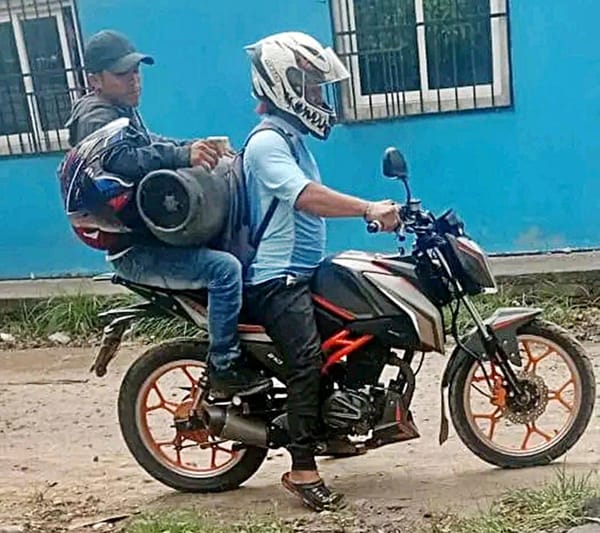 ¡“MOTO-RATONES” SE ROBARON EL TANQUE DE GAS DE DOÑA ISABEL!
