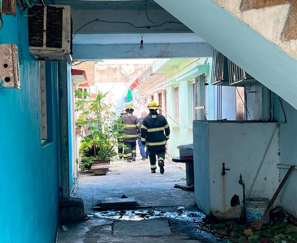 ¡SE CHAMUSCÓ RECÁMARA POR UN CORTO CIRCUITO!