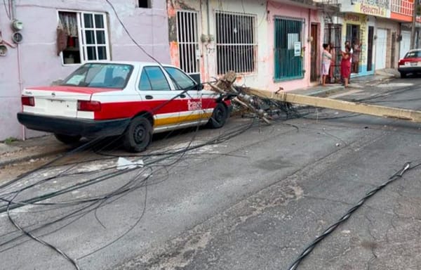 ¡TIRÓ HASTA POSTES DE LA CFE!