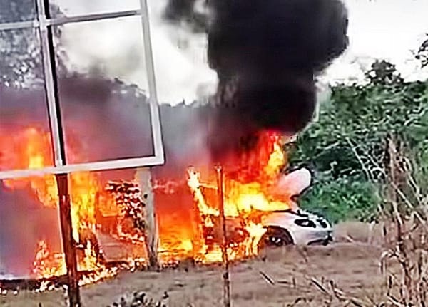 ¡VÁNDALO LE PRENDIÓ FUEGO A CAMIONETÓN!