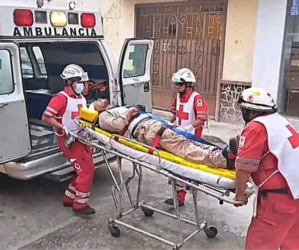 ¡ABUELITO DA SU MAL PASO Y SE FRACTURÓ EL CRÁNEO!