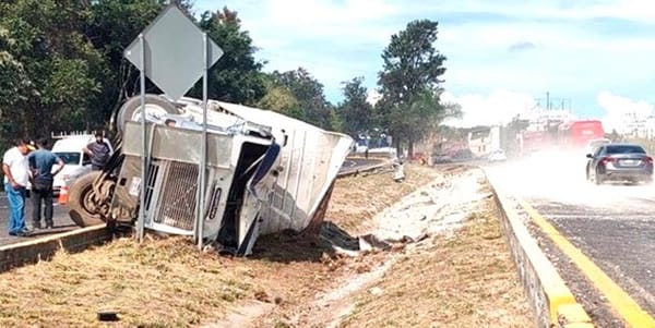 ¡TRAILERO PRENSADO AL VOLCAR CAMIÓN CON GRAVA EN EL LENCERO!