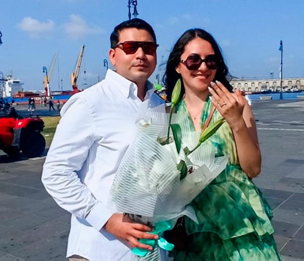 ¡LE PIDE BODA EN EL CUAUHTÉMOC!