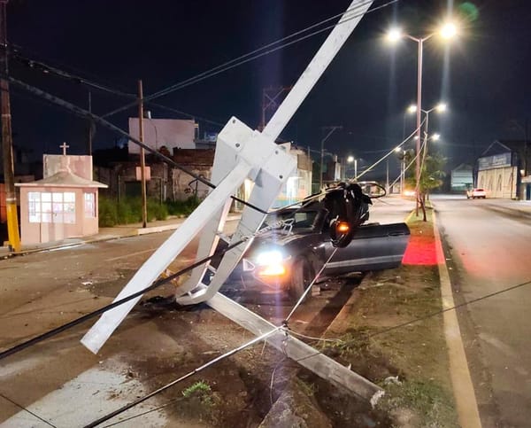 ¡MUSTANG DERRIBA POSTE DE CFE Y LUMINARIA!