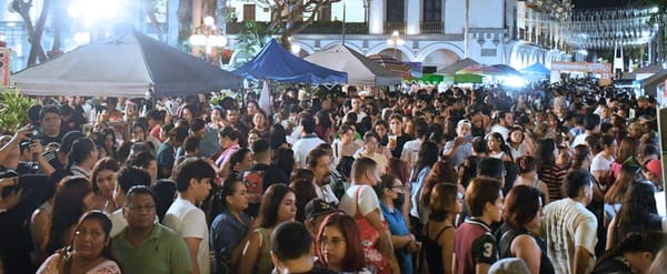 ASÍ ESTUVO TODO EL DOMINGO EL RENOVADO ZÓCALO...